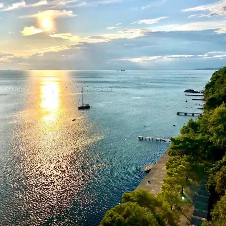 Riviera & Maximilian's 4*