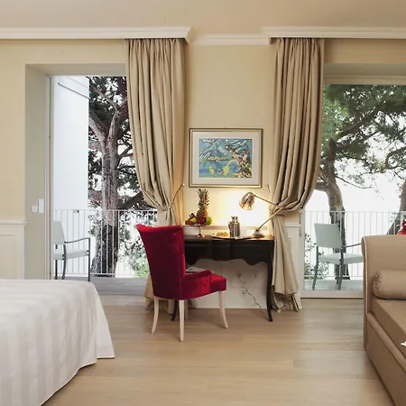 Riviera & Maximilian's Szálloda Trieszt