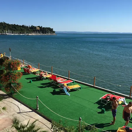 Riviera & Maximilian's