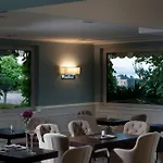 Ξενοδοχείο Riviera & Maximilian's