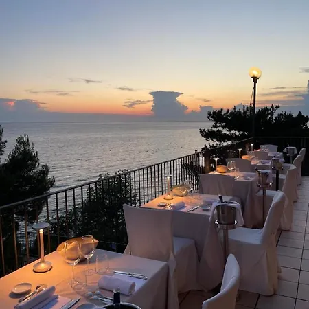 Hotel Riviera & Maximilian's 4*