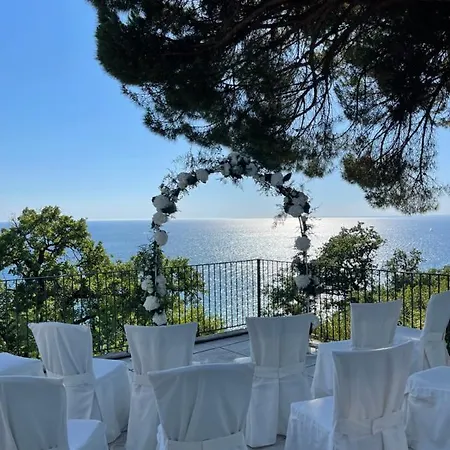 Riviera & Maximilian's 4*