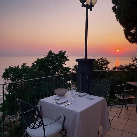 Riviera & Maximilian's 4*