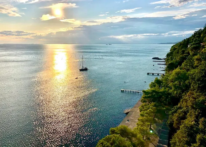 Riviera & Maximilian's 4*