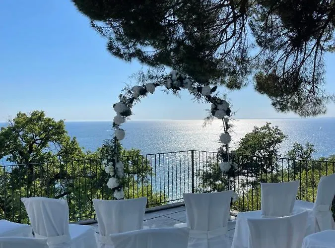 Riviera & Maximilian's 4*