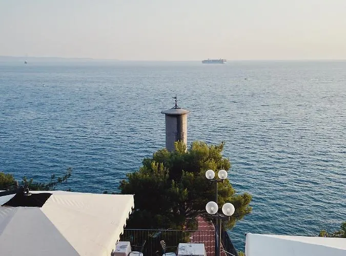 Riviera & Maximilian's 4*