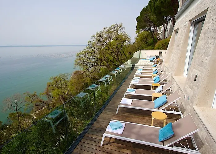 Ξενοδοχείο Riviera & Maximilian's